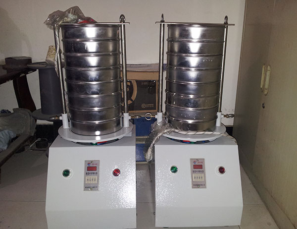 小型篩分機(jī)大多指的是精細(xì)篩分，選擇的多是旋振篩